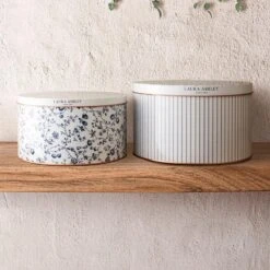 Laura Ashley Set 2 Blikken Candy Stripe En Woodruff -Uitgebreide Kwaliteitswinkel Voor Thuis 71da1a80bf54449486141d9438f5da38